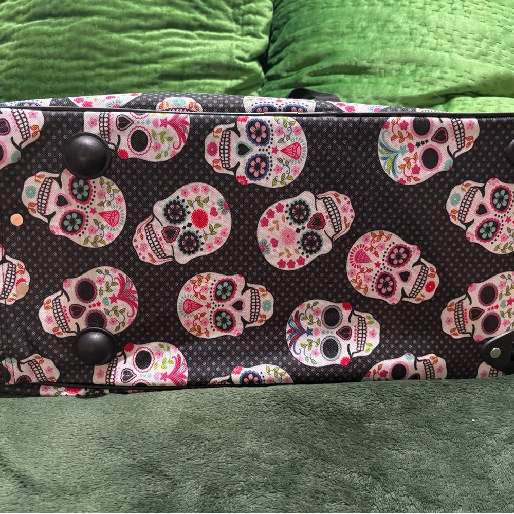 NWT Betsey Johnson Skulls Collection Roller duffle  - perfect for traveling. - Picture 7 of 10